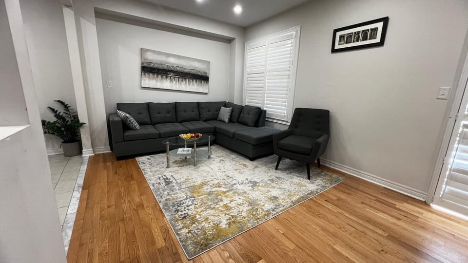 Four Bedroom Spacious House with Parking in Milton, Ontario House in Milton