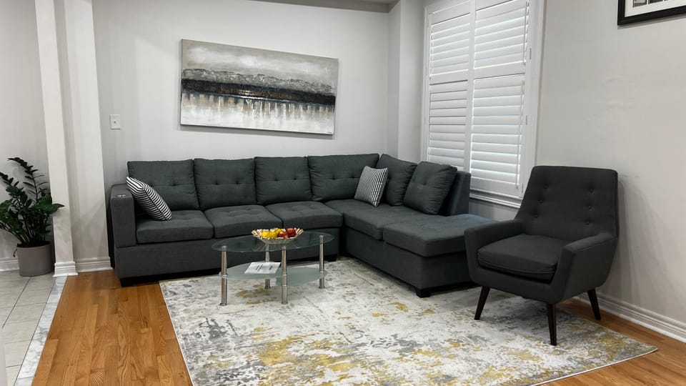 Four Bedroom Spacious House with Parking in Milton, Ontario House in Milton