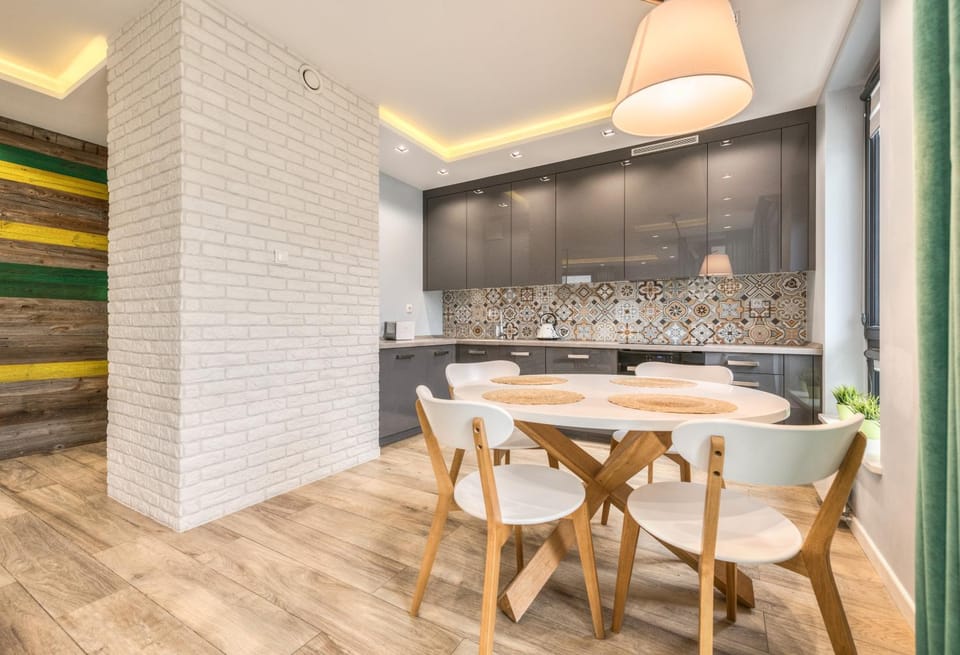 Kitchen or kitchenette, Dining area