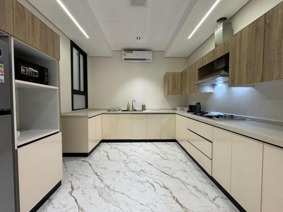 Kitchen or kitchenette, minibar, oven, stove