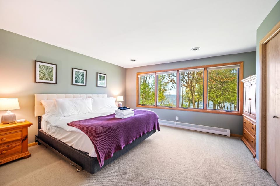 Lakefront Escape Fire Pit, Pets & Scenic Views Country House in Door County