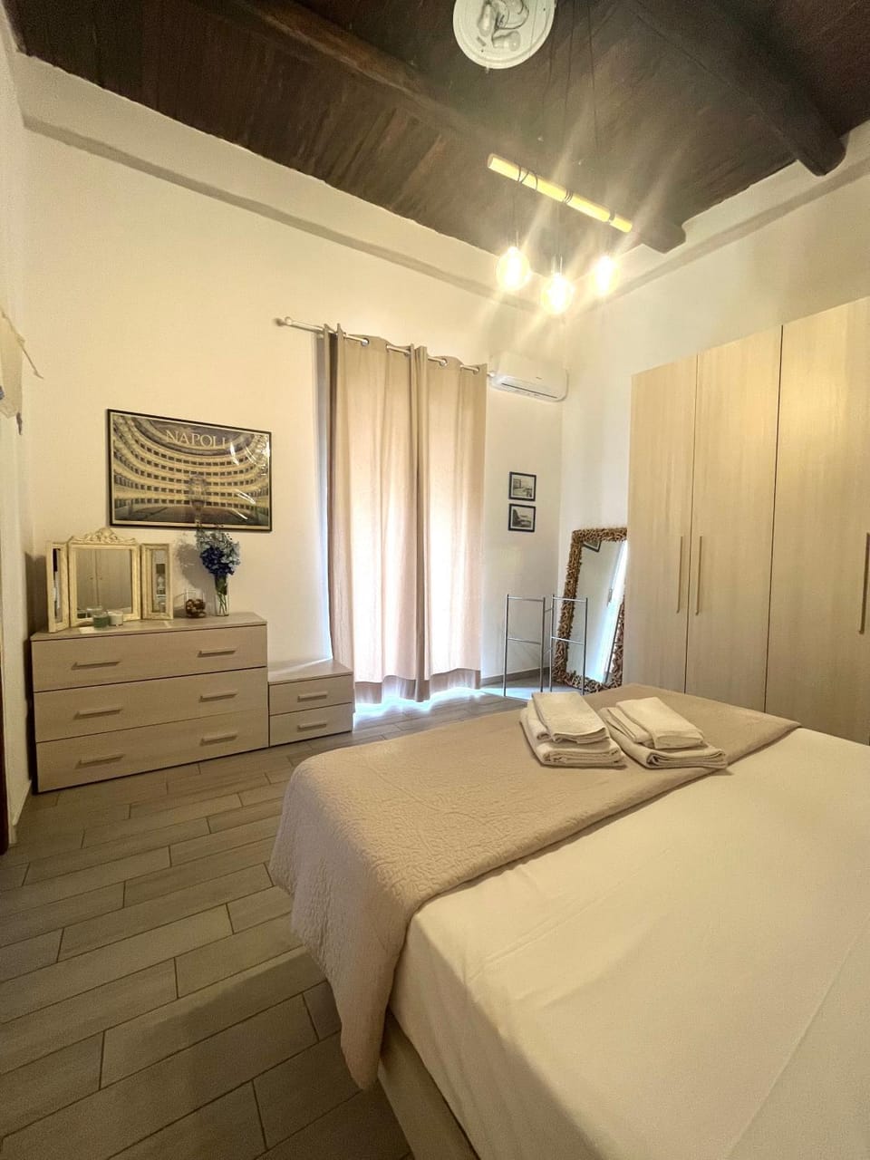 Photo of the whole room, Bedroom, air conditioner