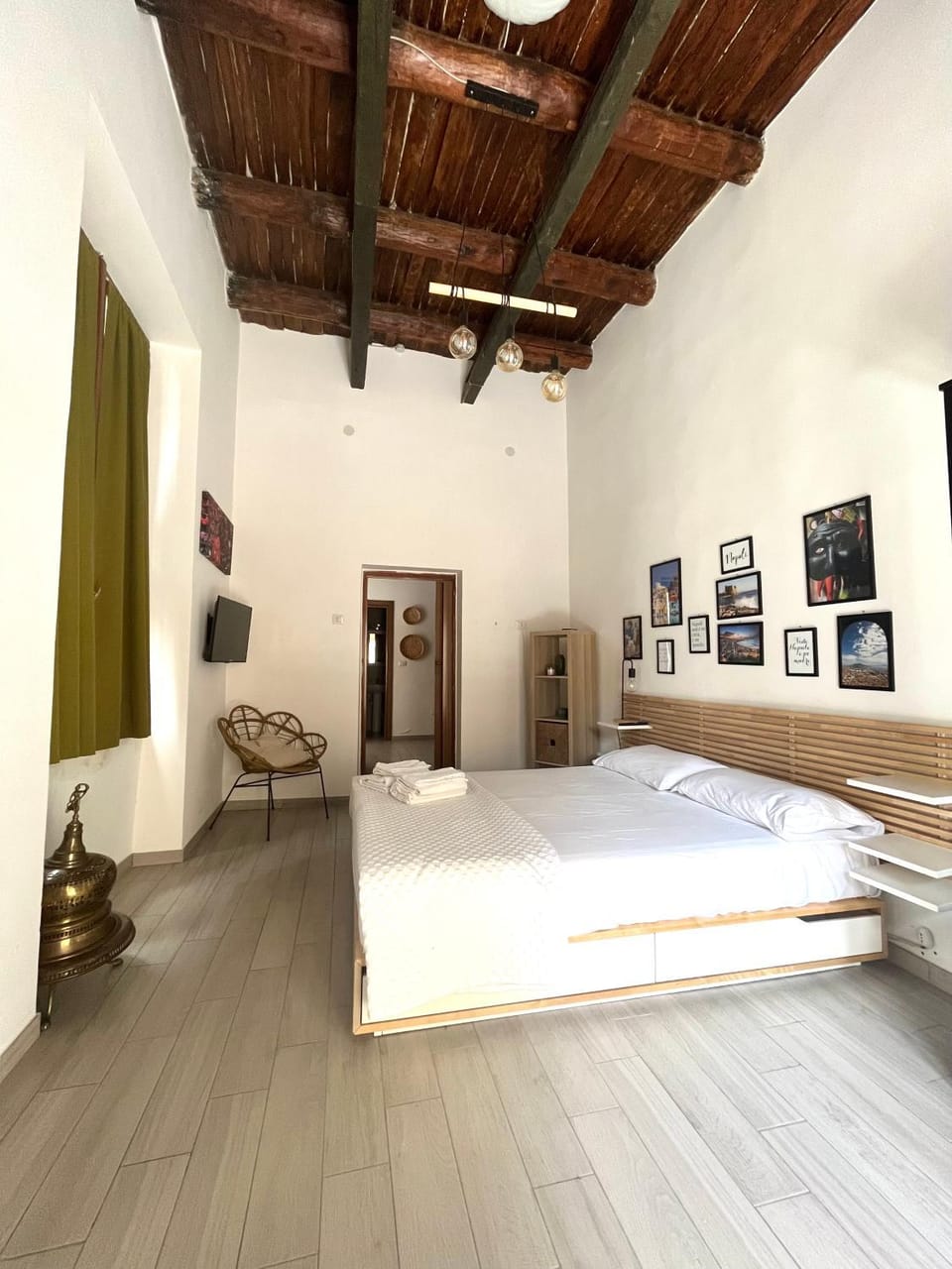 Bed, TV and multimedia, Photo of the whole room, Bedroom