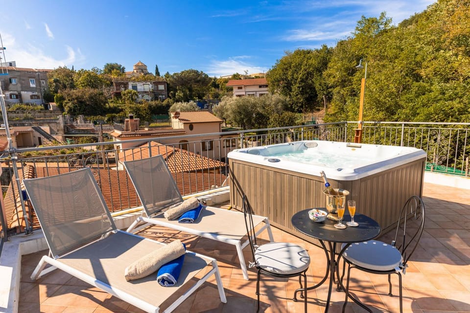 Hot Tub, Balcony/Terrace, sunbed