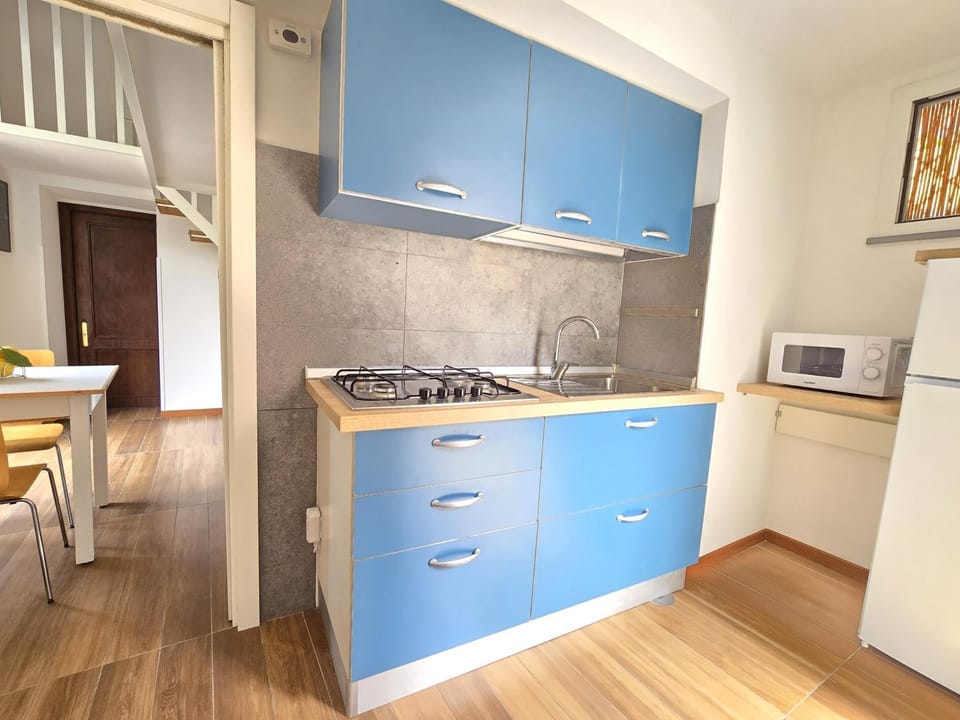 Kitchen or kitchenette, microwave, stove