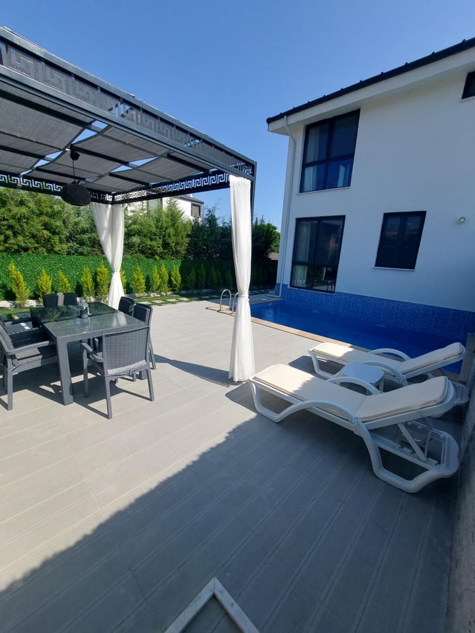 Property building, Patio, Day, Swimming pool, sunbed