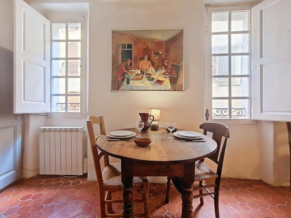 Appartement spacieux en plein cœur du village Apartment in French Riviera