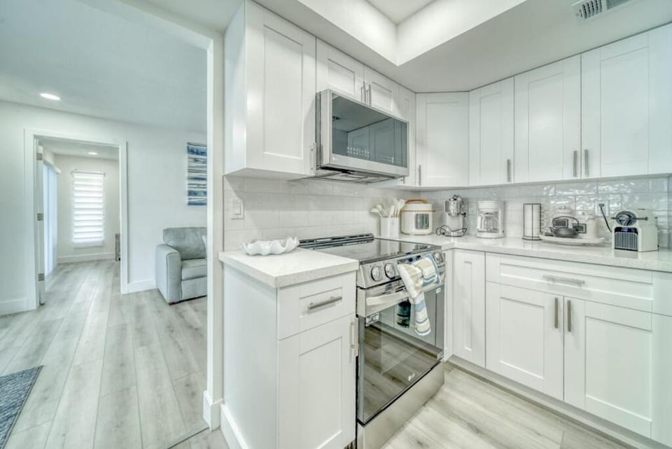 Kids-Friendly Central Cape Coral Gem! Pool and play room House in Cape Coral