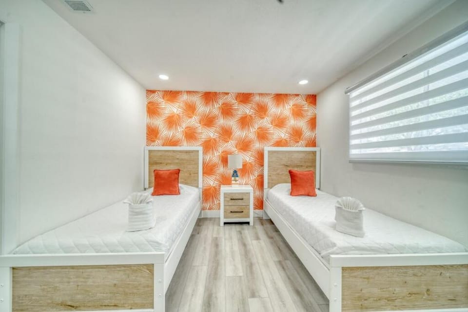 Kids-Friendly Central Cape Coral Gem! Pool and play room House in Cape Coral