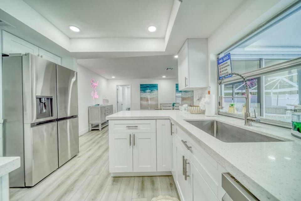 Kids-Friendly Central Cape Coral Gem! Pool and play room House in Cape Coral