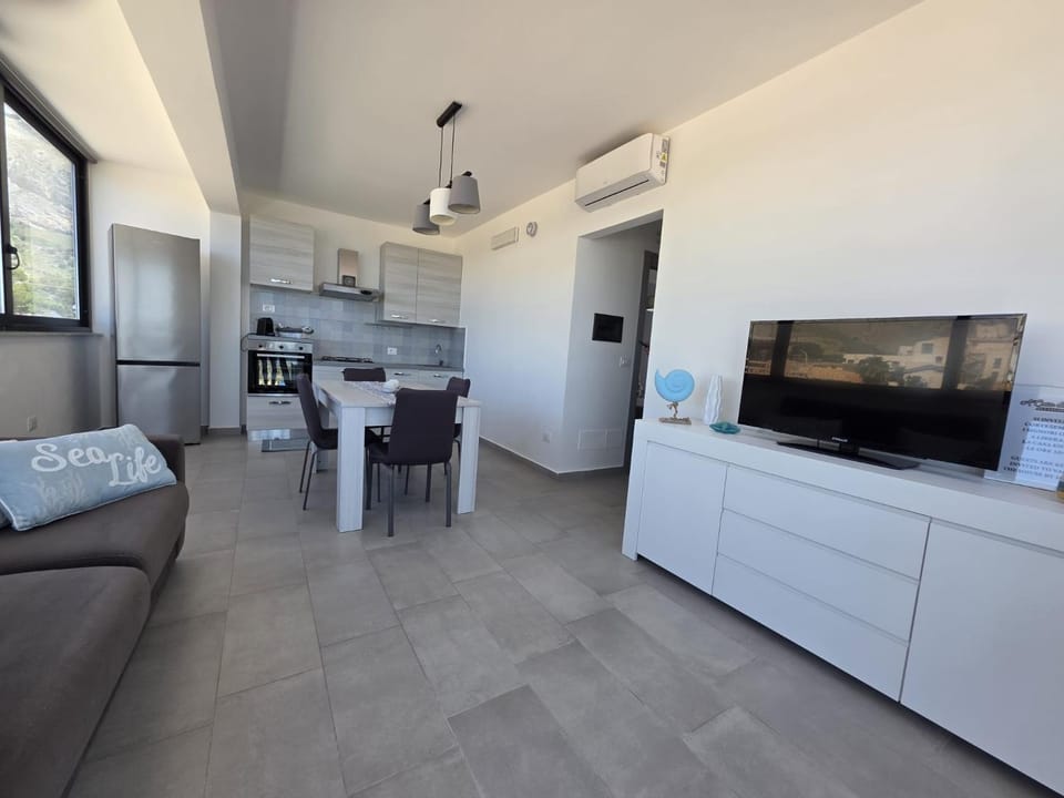 TV and multimedia, Kitchen or kitchenette, Living room, Dining area