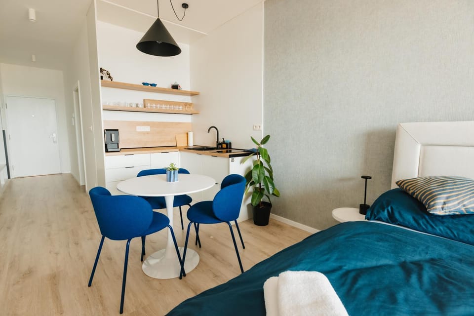 Kitchen or kitchenette, Seating area, Dining area, Bedroom