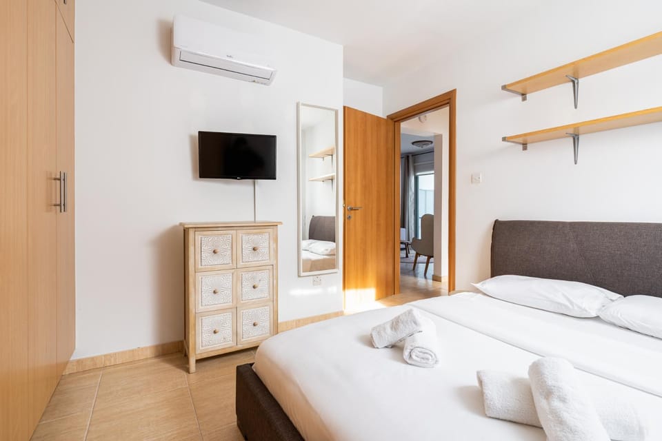 Bed, TV and multimedia, Bedroom, wardrobe