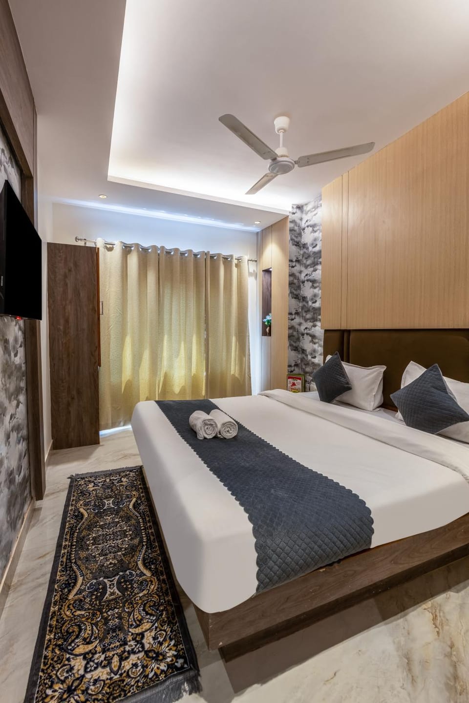Bed, TV and multimedia, Photo of the whole room, Bedroom, towels, air conditioner