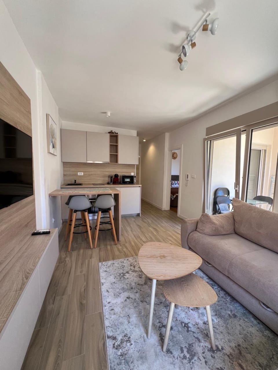 TV and multimedia, Kitchen or kitchenette, Living room, Seating area, Dining area