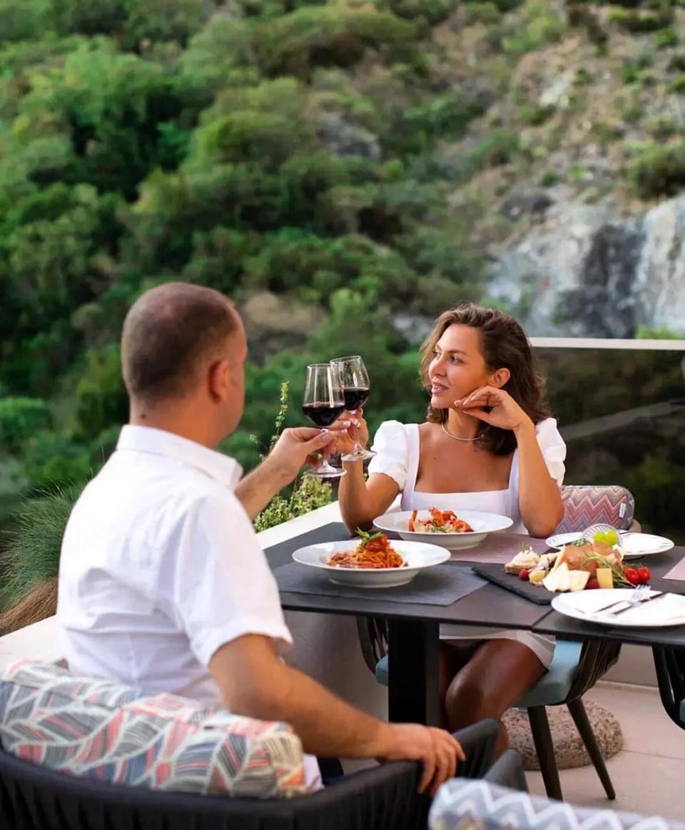 Restaurant/places to eat, Day, Natural landscape, Food and drinks, Dining area, Food, Mountain view, Lunch, Dinner, Drinks, Alcoholic drinks