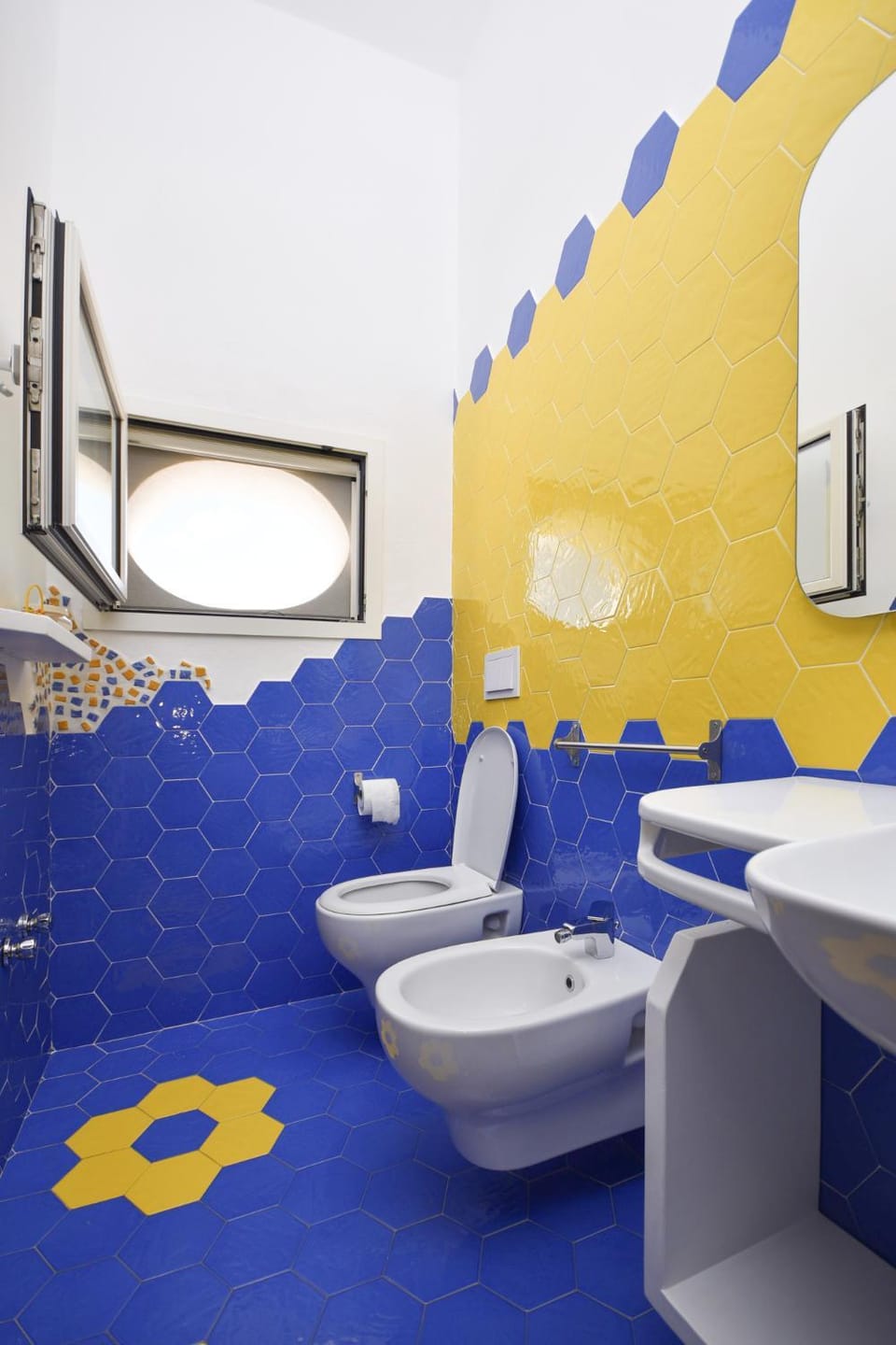 Toilet, Bathroom, Decorative detail