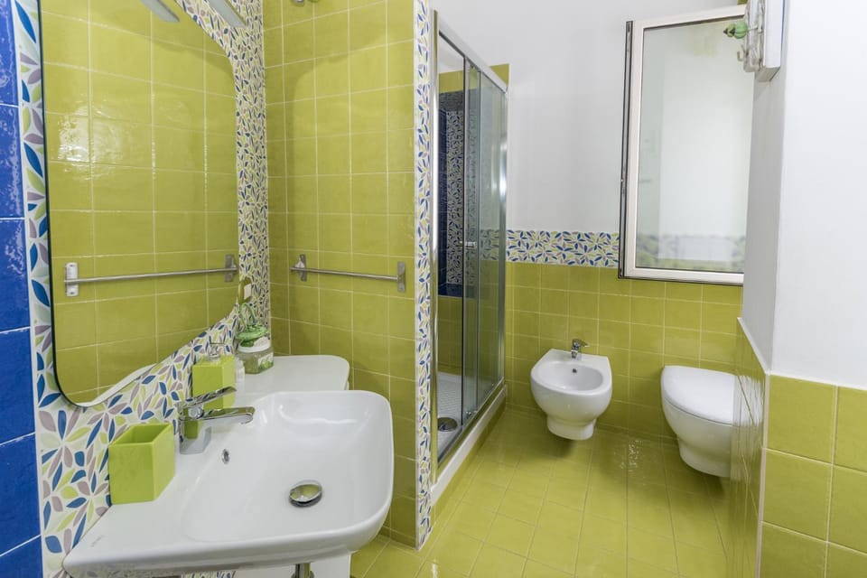 Shower, Toilet, Bathroom, Photo of the whole room, Decorative detail
