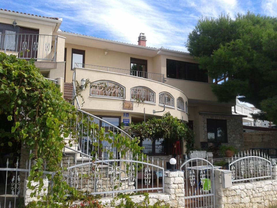 Property building, Facade/entrance, Balcony/Terrace