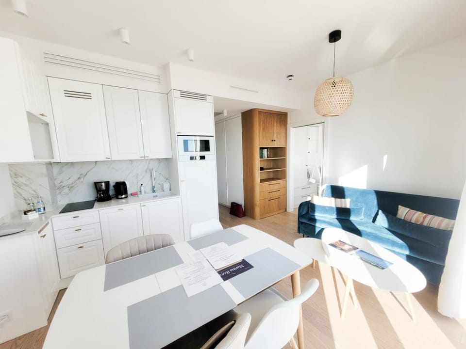 Kitchen or kitchenette, Living room, Seating area, Dining area