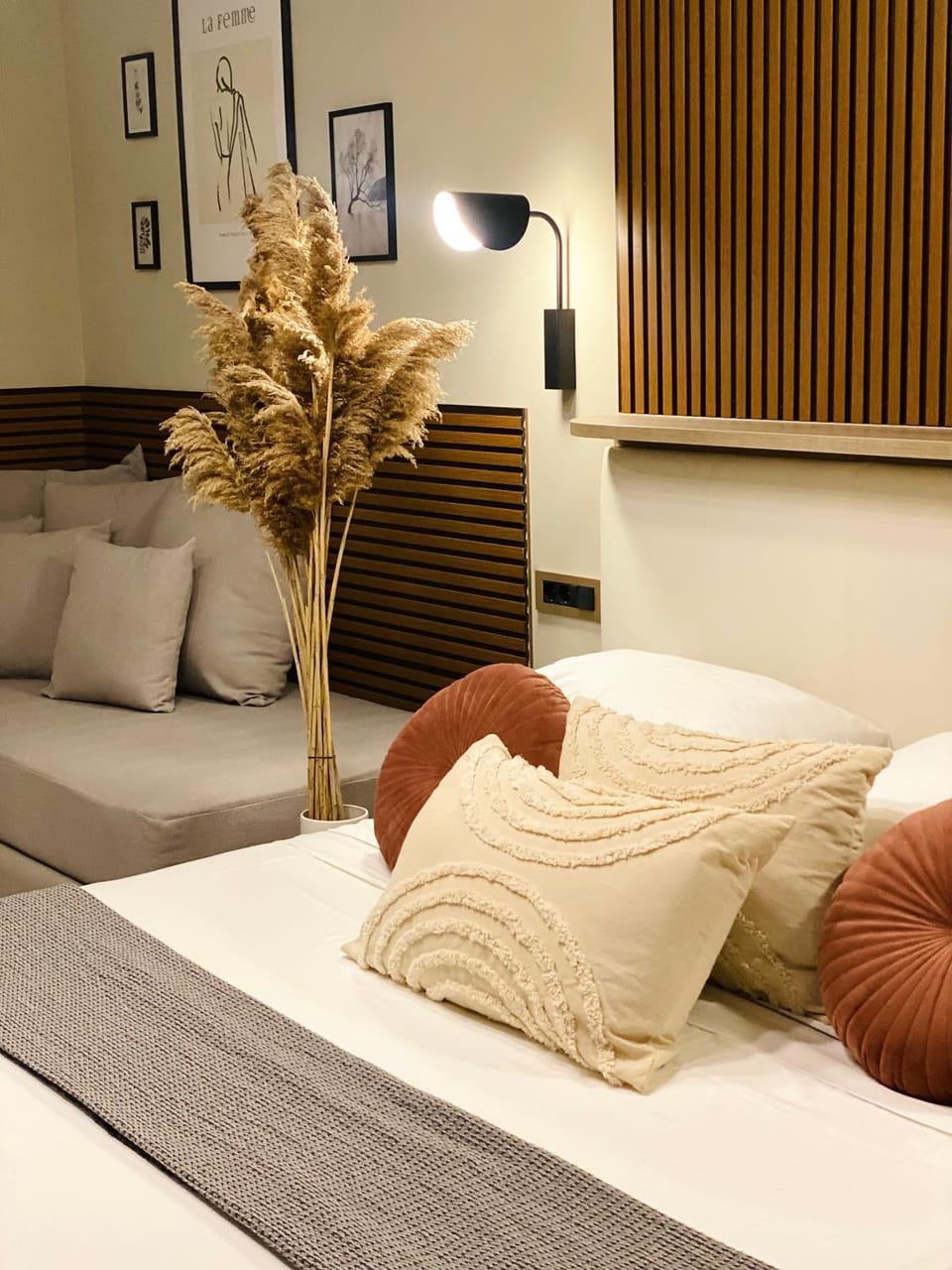 Bed, Living room, Photo of the whole room, Seating area, Bedroom