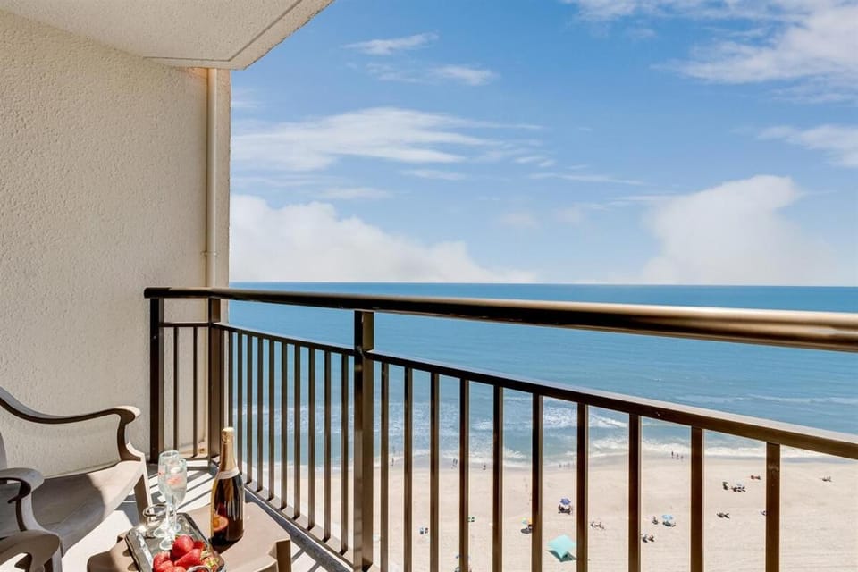 Cozy Oceanview Suite w Full Kitchen, Dogs OK! 1628 Apartment in Myrtle Beach