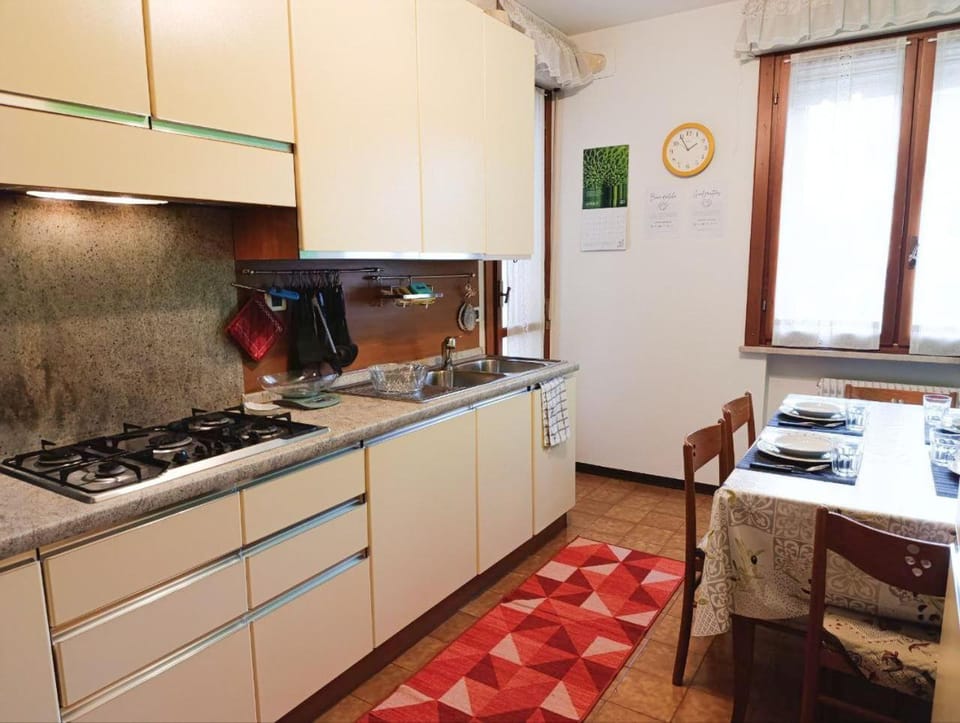 Kitchen or kitchenette, Dining area, dishwasher, microwave, oven, stove