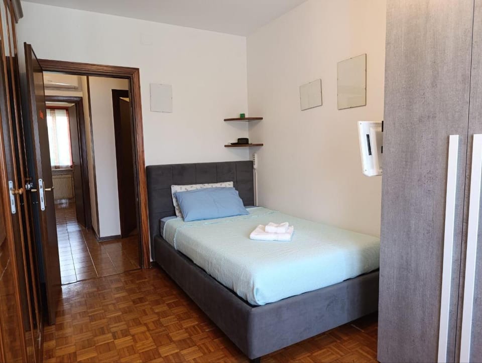 Bed, Fitness centre/facilities, Photo of the whole room, Bedroom, towels, wardrobe