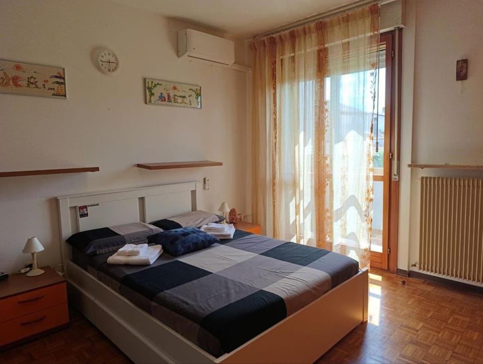 Bed, Balcony/Terrace, Photo of the whole room, Bedroom, towels, air conditioner