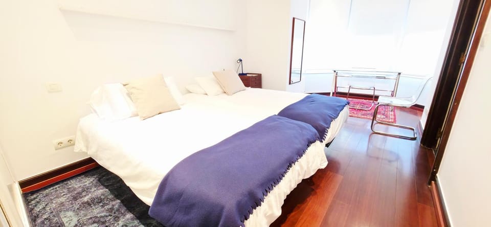 Photo of the whole room, furniture