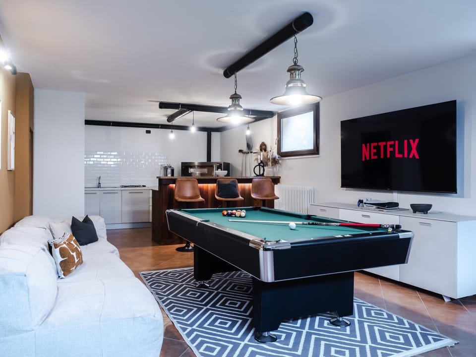 Communal lounge/ TV room, Billiard, Game Room, TV and multimedia