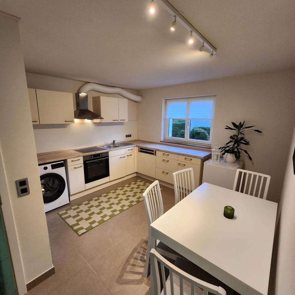 Kitchen or kitchenette, Dining area, dishwasher, minibar, oven, washing machine