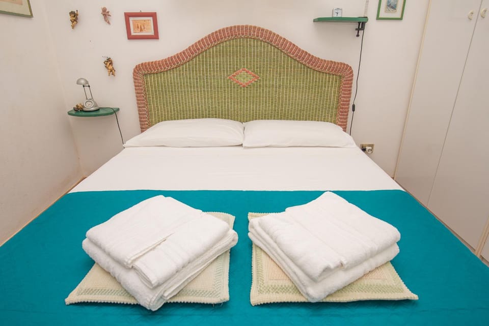 Photo of the whole room, Bedroom, towels