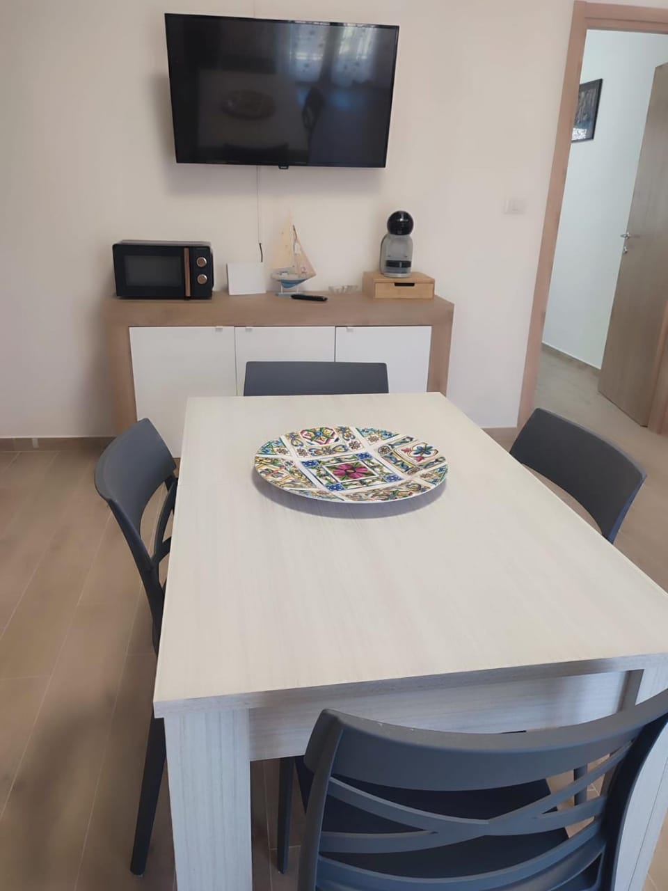 TV and multimedia, Kitchen or kitchenette, Living room, Seating area, Dining area