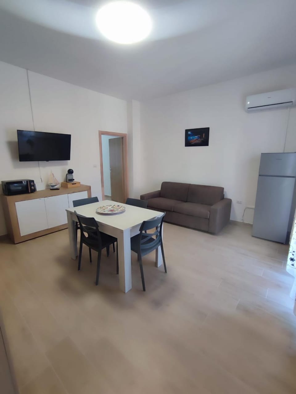 Communal lounge/ TV room, TV and multimedia, Kitchen or kitchenette, Living room, Seating area, Dining area, air conditioner
