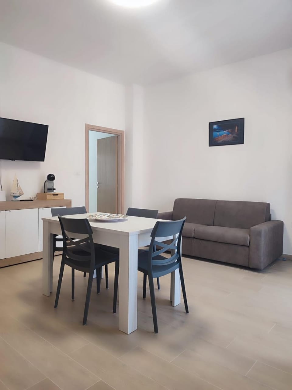TV and multimedia, Kitchen or kitchenette, Living room, Seating area, Dining area
