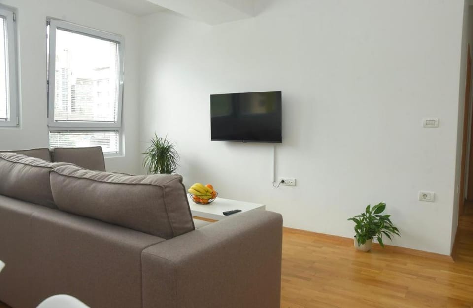 Communal lounge/ TV room, TV and multimedia, Living room, Seating area, Evening entertainment