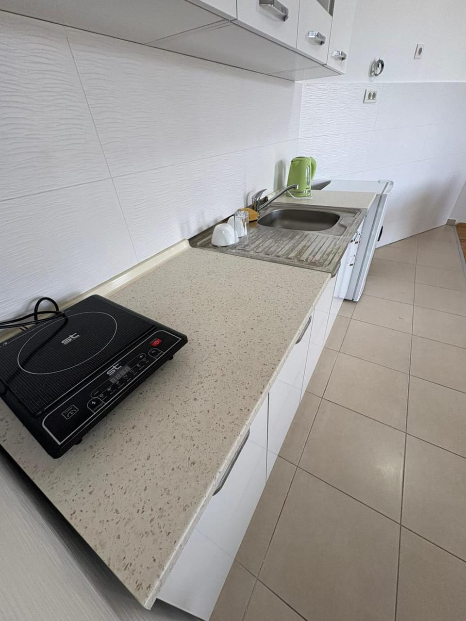 Kitchen or kitchenette, minibar, stove