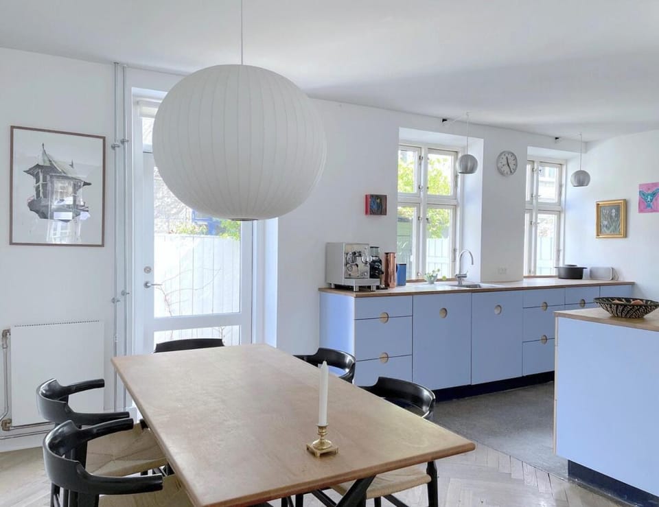 Coffee/tea facilities, Kitchen or kitchenette, Dining area, stove