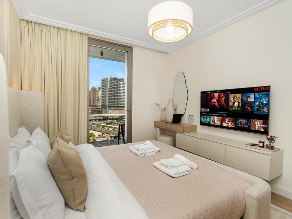 Bed, TV and multimedia, Bedroom
