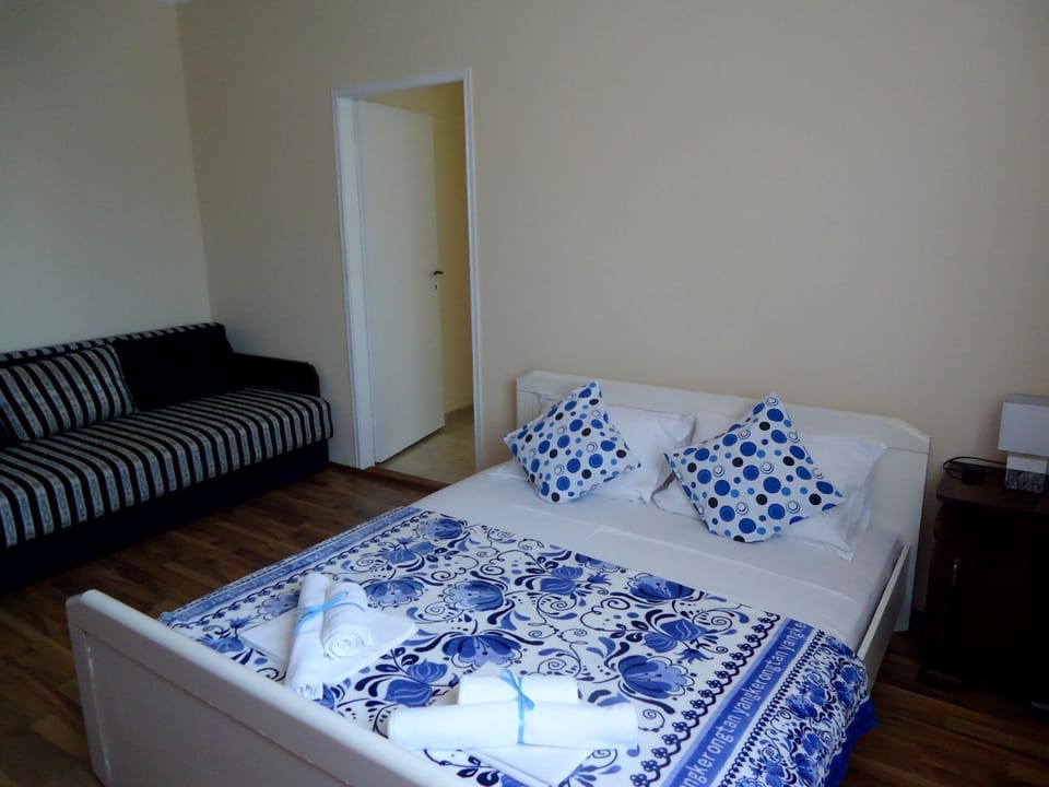 Bed, Day, Photo of the whole room, Bedroom, Time of day