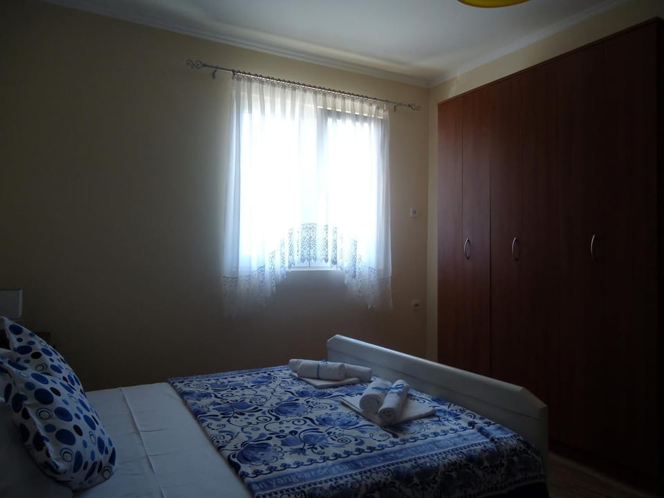 Bed, Photo of the whole room, Bedroom, Time of day, Sunrise