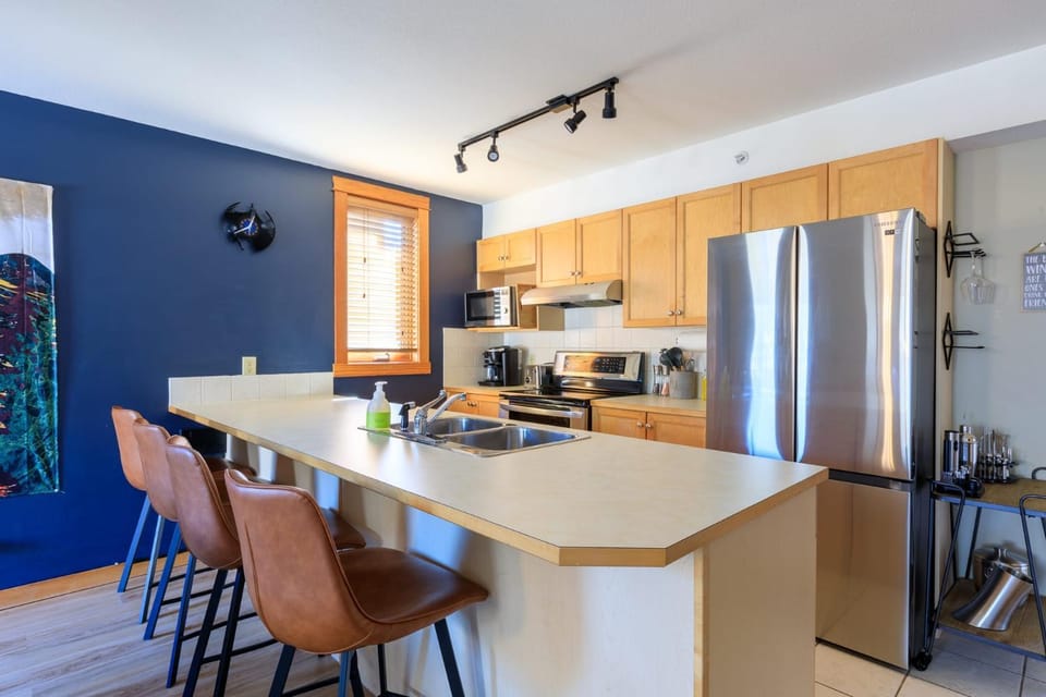 Boardwalk Bliss - Top Floor Downtown Condo Apartment in Canmore
