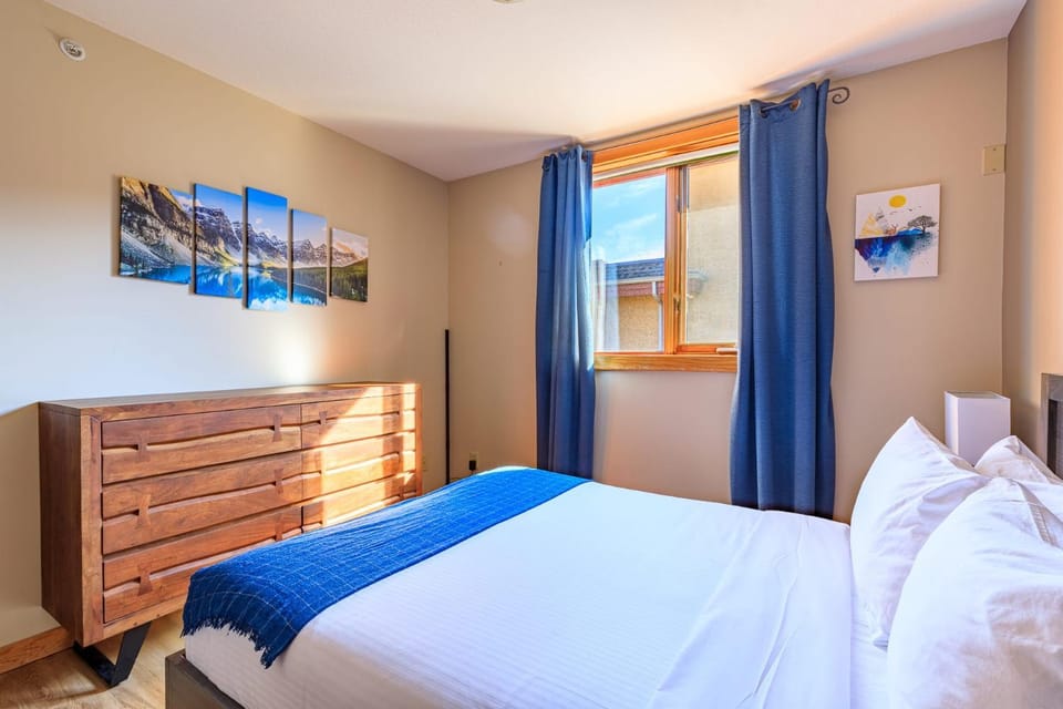 Boardwalk Bliss - Top Floor Downtown Condo Apartment in Canmore
