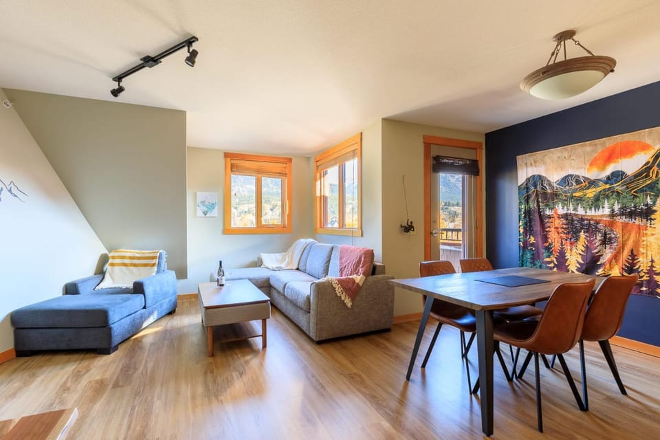 Boardwalk Bliss - Top Floor Downtown Condo Apartment in Canmore