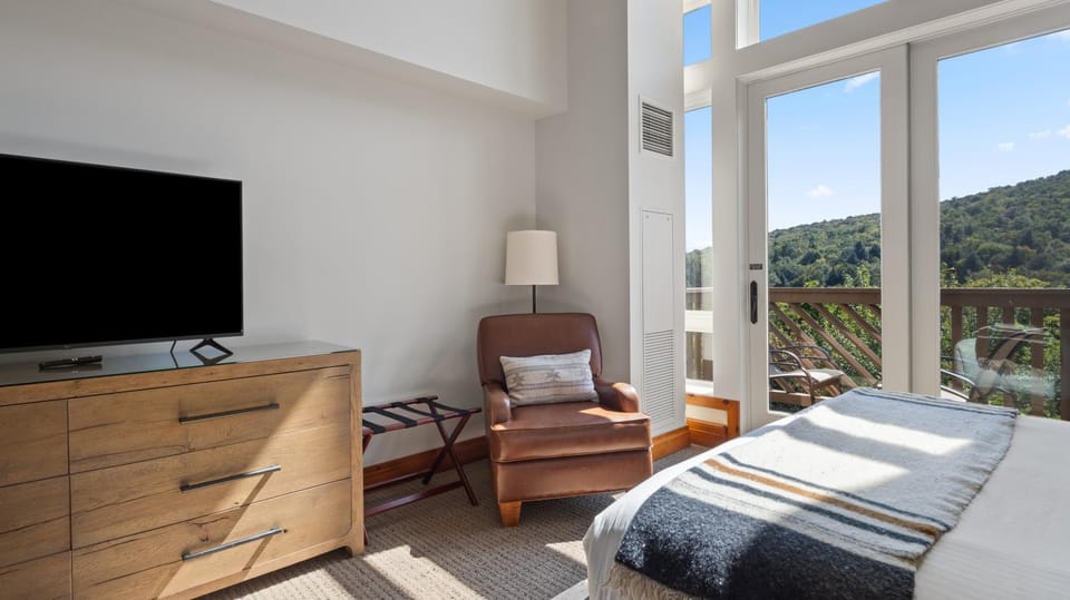 1535 Guest Room Spruce Peak Lodge at Stowe Mt Resort Sleeps 4 Resort in Stowe