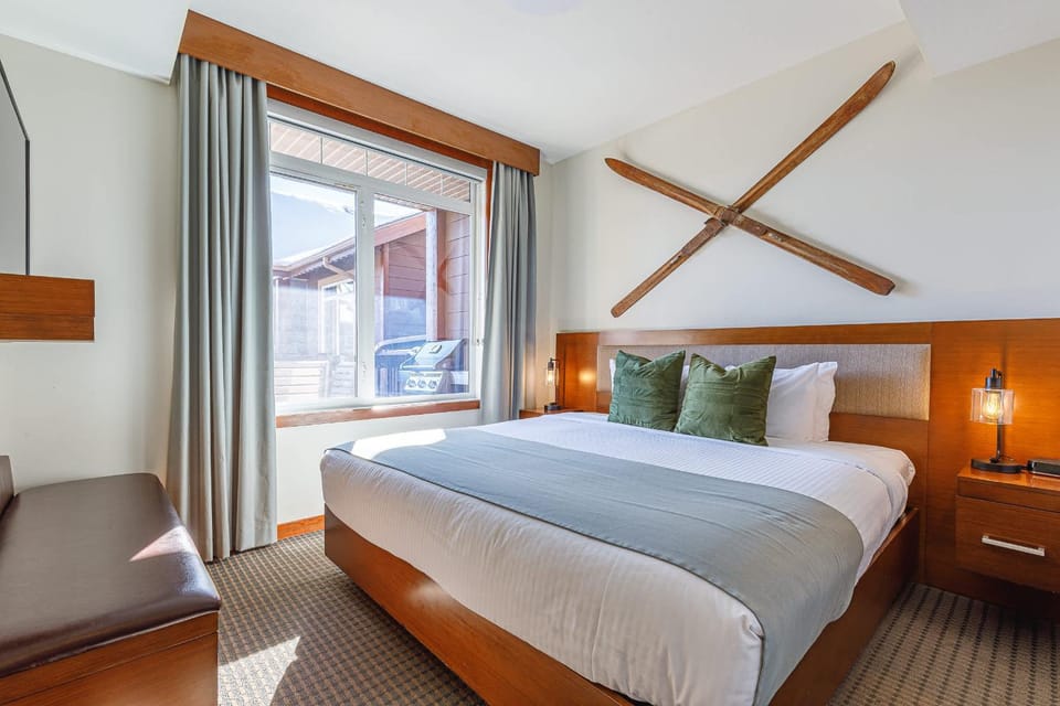 Falcon Crest Sunrise Retreat House in Canmore