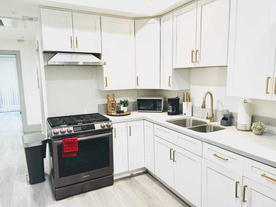 Newly Built Modern Central 2B On Sherman with Free Parking Apartment in Van Nuys