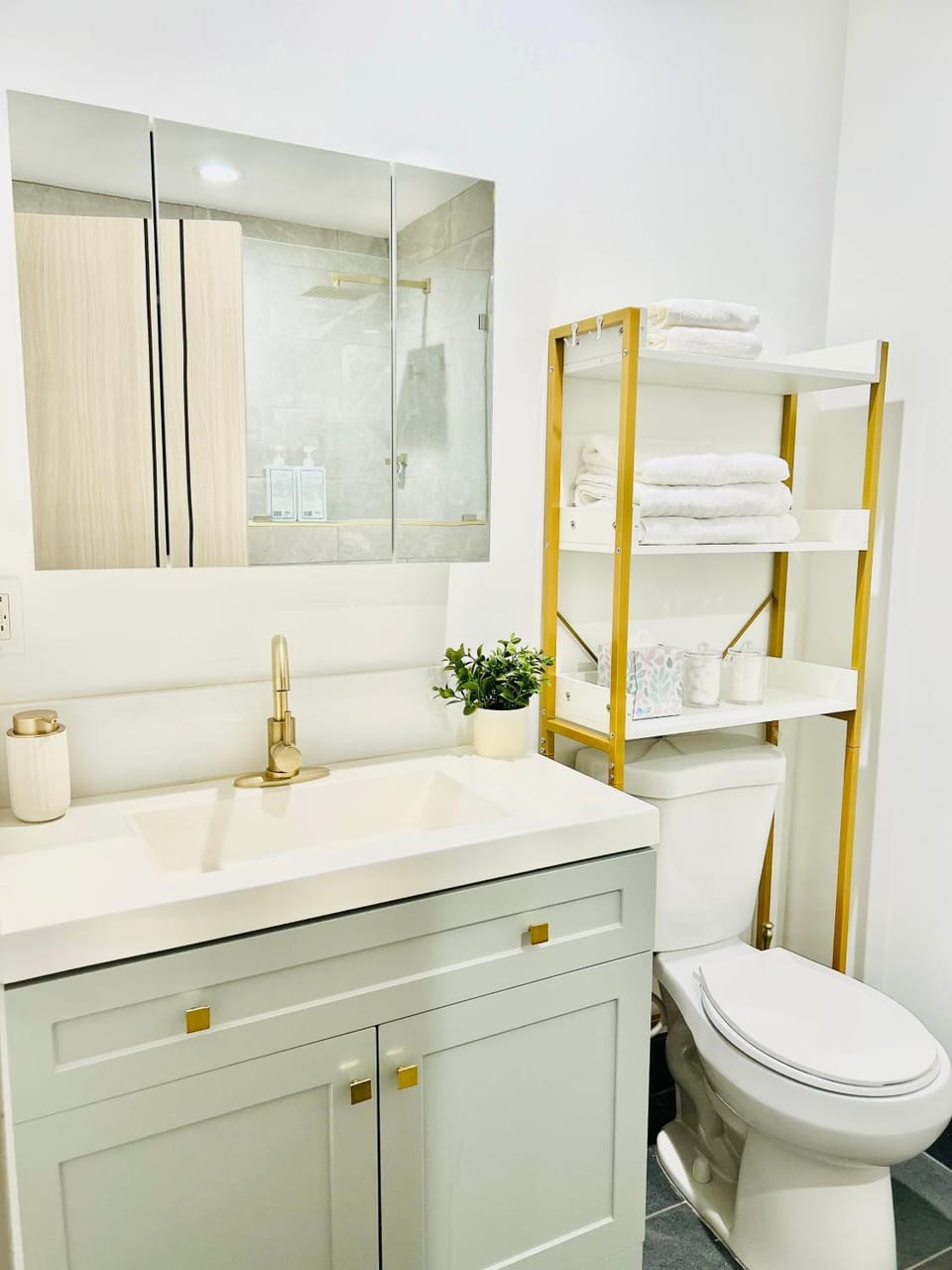 Newly Built Modern Central 2B On Sherman with Free Parking Apartment in Van Nuys