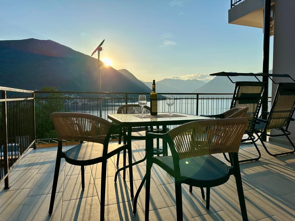 Day, Natural landscape, Balcony/Terrace, Dining area, Sea view